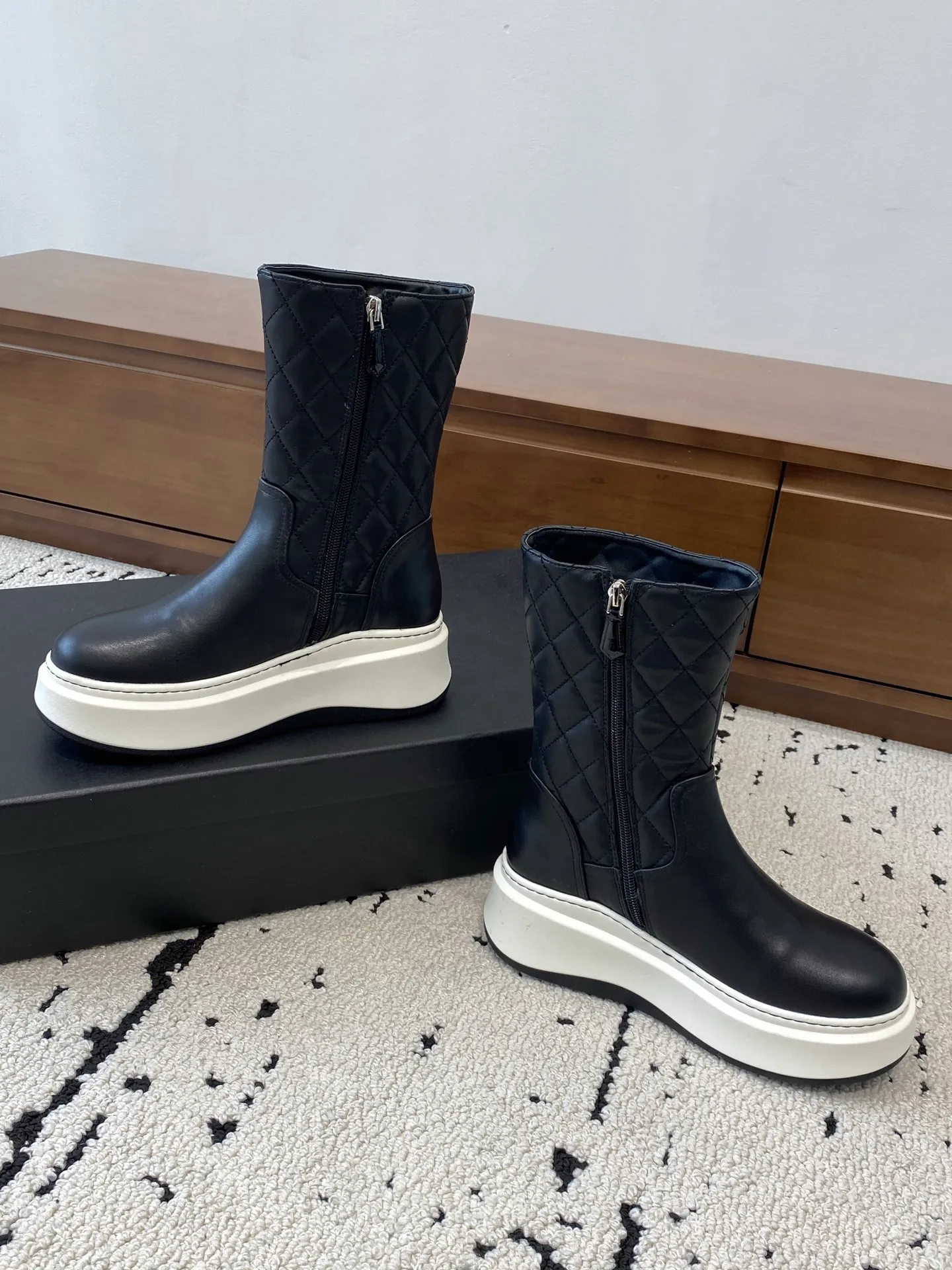 👟👟Ex-factory price 840👟👟 CHANEL 2025s autumn and winter series thick-soled high short boots, high and short are made of imported cowhide respectively, with an additional height of 5cm to show leg length. The boots follow Chanel's classic rhombus pattern, plus a small bag that can be opened to carry small things. Xiao Meimei especially likes it. This is a hot style created by Chanel this autumn and winter. With the traditional inner zipper, it is easy to put on the feet and super comfortable. It is a must-have for this autumn and winter. Upper material: imported cowhide with rhombus microfiber, washed denim ❤︎ Consistently authentic ❤︎ Outsole: original Italian TPU foam outsole Number of yards: 35-40 (40 is custom-made, non-refundable and non-exchangeable) Buy now👉 Buy now👉